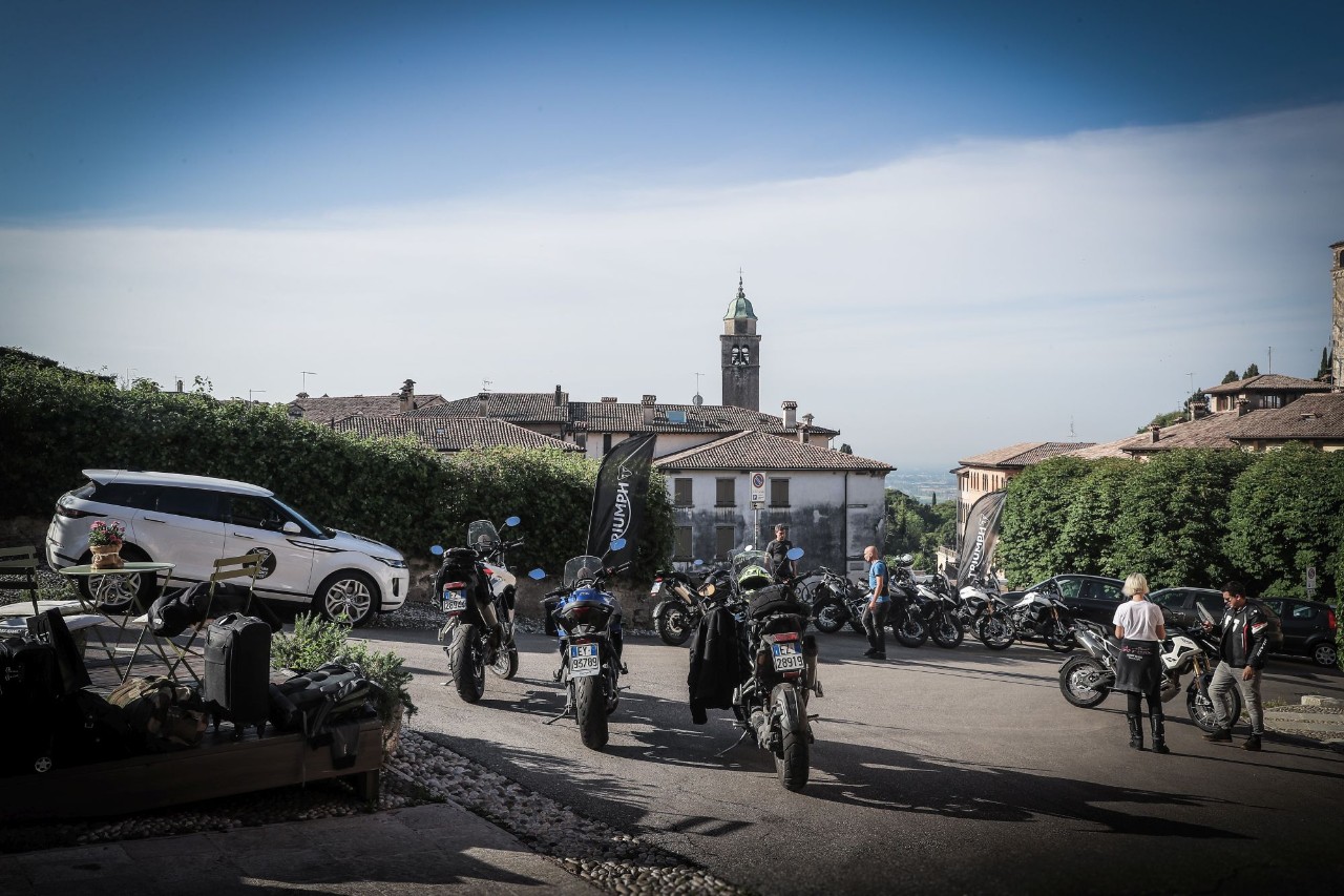 Triumph Adventure Experience: quando la moto va a braccetto con l'architettura